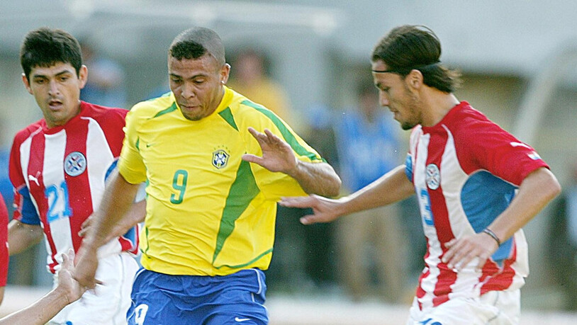 Der Beste: Der Brasilianer Ronaldo dribbelt an der WM 2002 durch die Reihen Paraguays. 