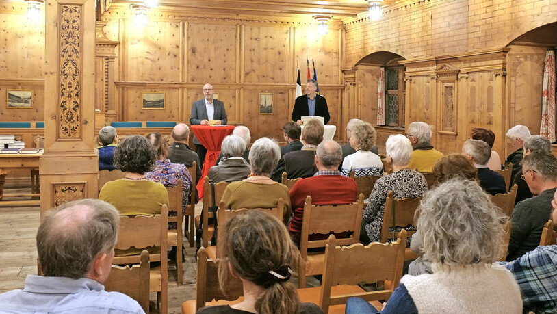 Florian Hitz (l.) und Christian Sprecher nahmen die Zuhörerschaft mit auf eine Zeitreise.  