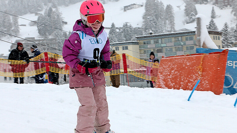 «Es gibt kein schlechtes Wetter, nur schlechte Ausrüstung.» Diesen Spruch hat sich diese Skifahrerin zu Herzen genommen und sich von Kopf bis Fuss dick eingemummelt. Dank der Startnummer wissen wir, wer unter den Schichten steckt: Sophie Hesse mit Jahrgang 2016.  