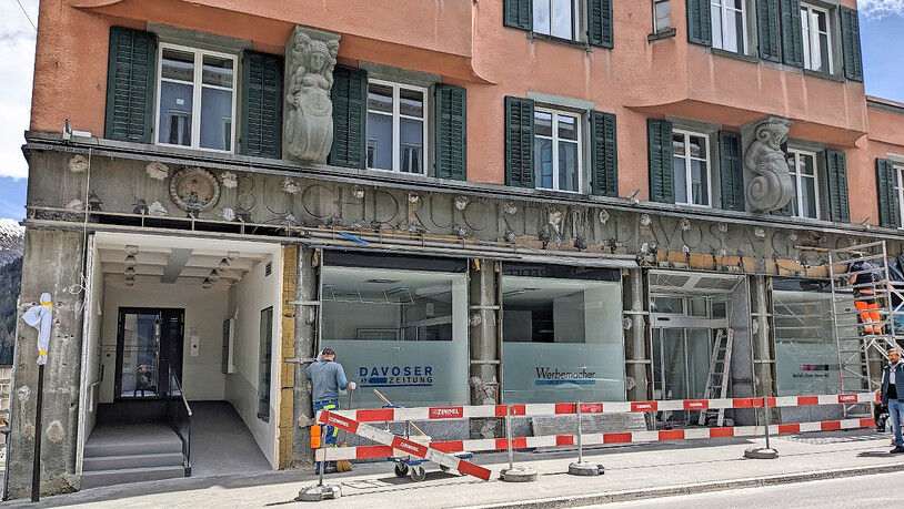 Der Schriftzug «Buchdruckerei Davos A-G» prangt ganz links am Gebäude.  