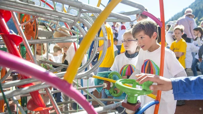 Die Kinder freuen sich bei der Eröffnung der Riesenkugelbahn am Freitag.