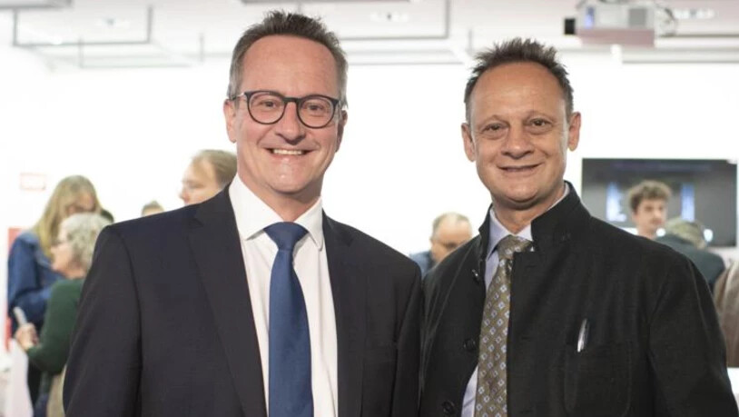 Die wiedergewählten Ständeräte Martin Schmid (FDP, links) und Stefan Engler (CVP) posieren in Chur.