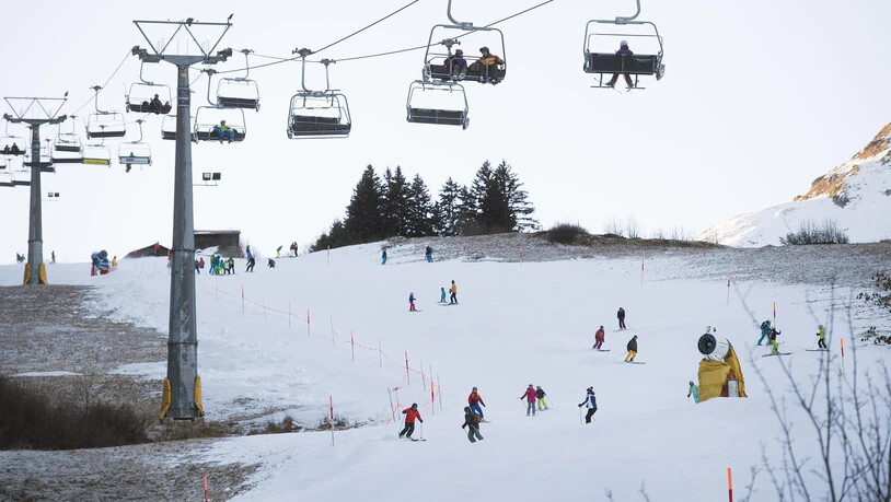 Die Ski Arena Andermatt-Sedrun schränkt die Anzahl Skifahrer ein. 