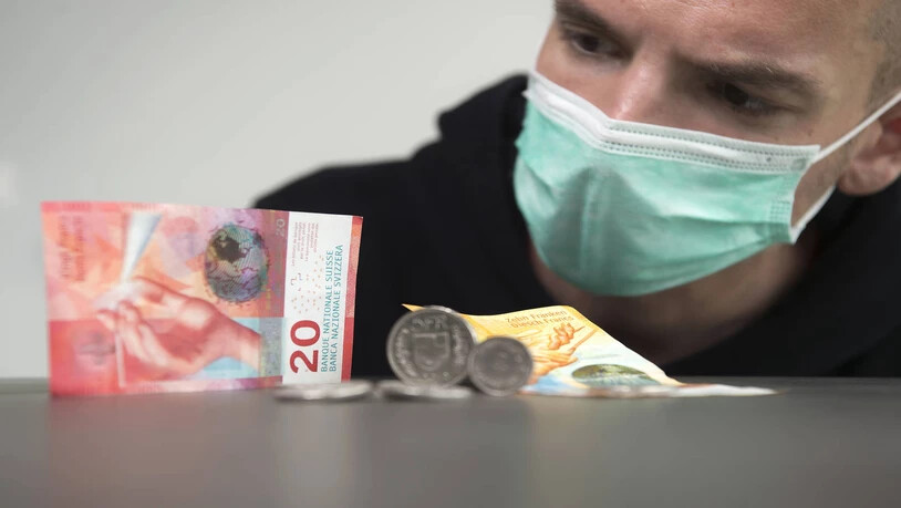Schutzmaske Maske Geld Corona Coronavirus Coronakrise Franken Münz Münzen Sozialhilfe Konkurs Themenbild kein Geld Finanzen