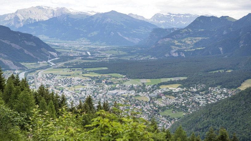 Graubünden gilt in Deutschland ab Sonntag nicht mehr als Corona-Risikogebiet. Hier zu sehen die Stadt Chur (vorne) und das Bündner Rheintal.