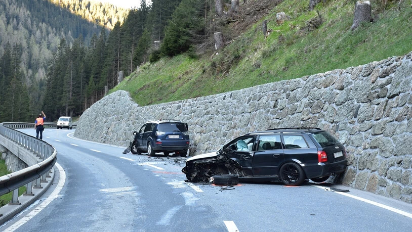 Während eines Überholmanövers kollidierten bei Davos zwei Autos frontal.