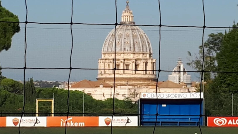 ARCHIV / Der Sportplatz Cavalieri di Colombo unweit des Vatikans mit Blick auf den Petersdom.