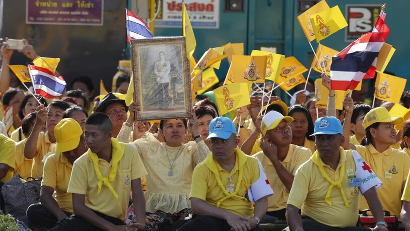 Die Regierung hatte die Bevölkerung aufgefordert, zu Ehren des Königs Gelb zu tragen.