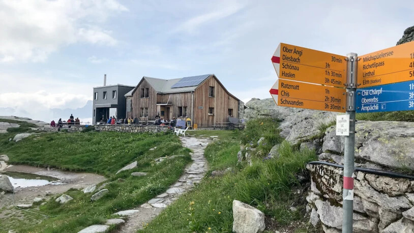 Der Wegweiser stimmt wieder: Der Alpin-Wanderweg von der «Leglerhütte» zum Chli Kärpf ist ab sofort wieder geöffnet. 