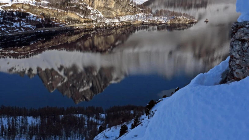 Die Gipfelzacken des Piz Lagrev spiegeln sich in den vorweihnachtlichen Wassern des Silsersees.