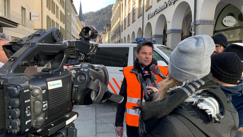 Der Mediensprecher der Kantonspolizei Graubünden gibt den Medien Auskunft.