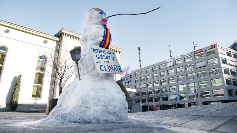 Ein Schneemann steht auf dem Churer Theaterplatz.