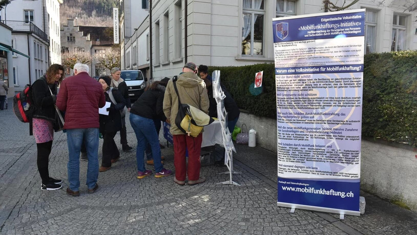 In der Gemeindehausstrasse liegen Unterschriftenbögen zur Unterstützung einer Einsprache gegen ein Baugesuch in Glarus auf.