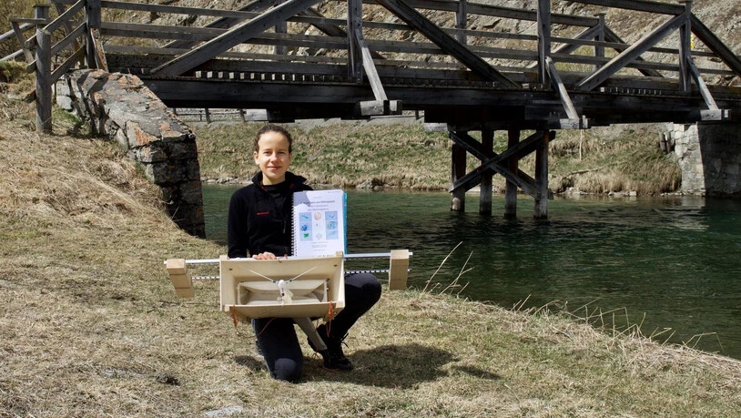 Anna Marugg gewinnt den «Swiss Junior Water Prize» für den Erstnachweis von Mikroplastik in den Gewässern des Oberengadins.