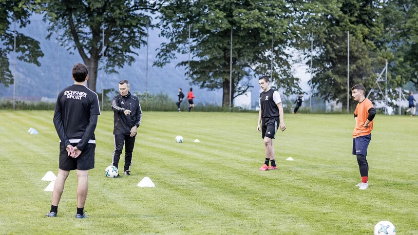 Spezielle Bedingungen: Die Junioren B des FC Glarus um Trainer Renato Micheroli trainieren in Vierergruppen und mit dem nötigen Abstand.
