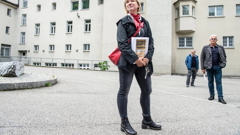 Karin Senti zeigt bei einer Stadtführung das ehemalige Gefängnis Sennhof in Chur.