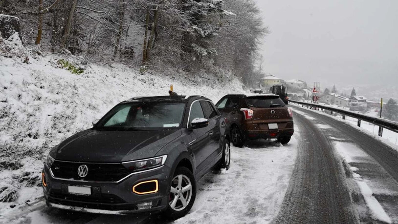 Bei winterlichen Strassenverhältnissen kam es am Montag zu mehreren Unfällen auf den Bündner Strassen.