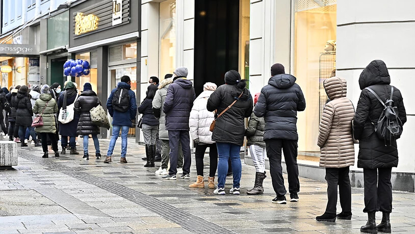 Kunden stehen vor einem Geschäft in Wien in einer Schlange. Nach fast drei Wochen Corona-Lockdown dürfen in Österreich Geschäfte, Einkaufszentren, Friseure und andere Dienstleister unter strengen Auflagen wieder öffnen. Foto: Hans Punz/APA/dpa