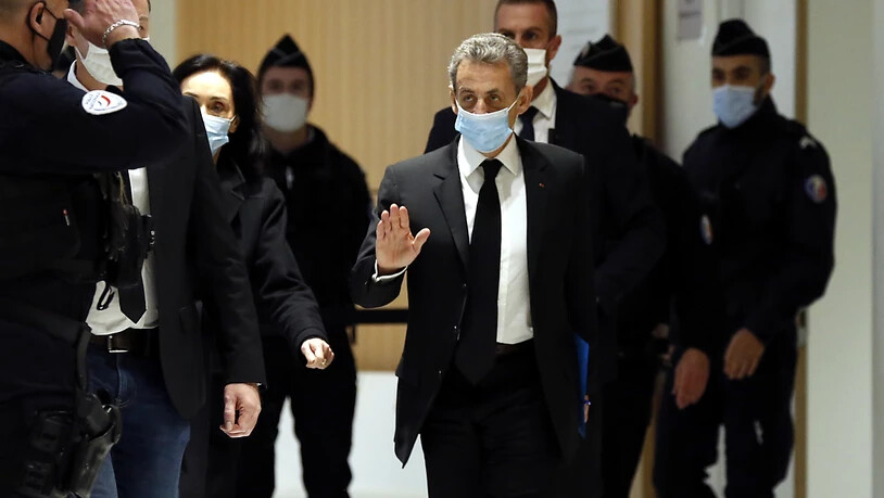 Nicolas Sarkozy (M), ehemaliger Präsident von Frankreich, trifft zu einer Anhörung in einem Gerichtsgebäude ein. Foto: Thibault Camus/AP/dpa