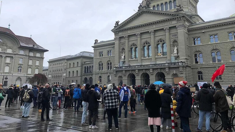Berner Restaurant-Betreiber demonstrierten am Samstag vor dem Bundeshaus in Bern mit Sympathisanten gegen die Corona-Massnahmen des Bundes.