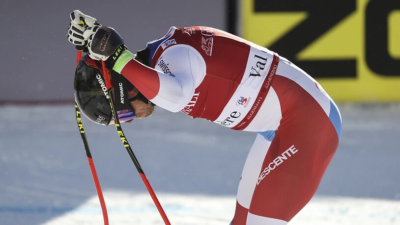 Mauro Caviezel stützt sich im Zielraum in Val d'Isère auf seine Skistöcke. Bei einem Zwischenfall während der Abfahrt verletzte sich der 32-jährige Bündner die linke Hand