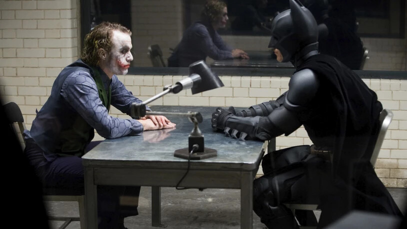 HANDOUT - Heath Ledger (l)  und Christian Bale in einer Szene aus dem Film "The Dark Knight" von 2008. Foto: Uncredited/Warner Bros./Library of Congress/dpa - ACHTUNG: Nur zur redaktionellen Verwendung im vollen Format und im Zusammenhang mit der…