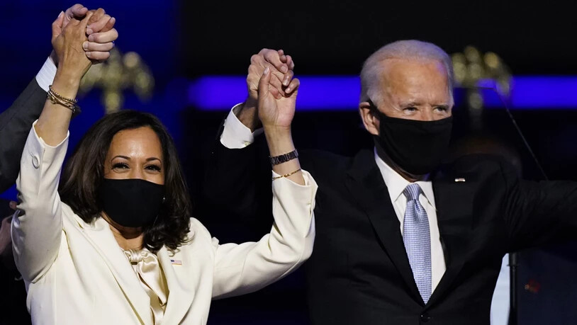 ARCHIV - Joe Biden, Gewählter Präsident der USA (President Elect), und Kamala Harris, Gewählte Vizepräsidentin der USA («Vicepresident Elect»), stehen im Rahmen einer Ansprache auf der Bühne und tragen Mund-Nasen-Schutz. Der gewählte US-Präsident Joe…