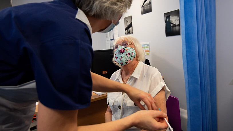 Die 84-jährige Maureen Hughes erhält den Pfizer/Biontech-Impfstoff in der Feldon Lane Surgery. Foto: Jacob King/PA Wire/dpa