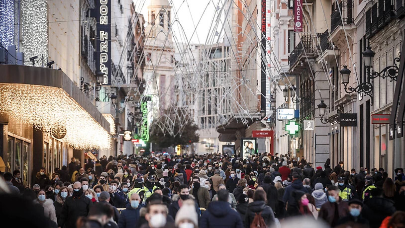 ARCHIV - Zahlreiche Menschen mit Mund-Nasen-Schutz gehen eine Einkaufsstraße in der Innenstadt von Madrid entlang. Spanien als Corona-Hotspot Europas, das war einmal. Foto: Indira/DAX via ZUMA Wire/dpa