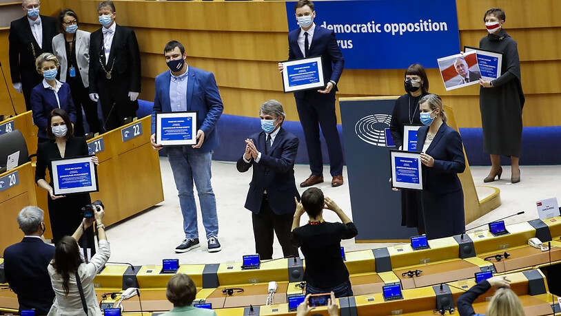 Für den Einsatz für die Menschenrechte in ihrem Heimatland: Belarussische Oppositionspolitiker bekommen während der Verleihung des Sacharow-Preises im Europäischen Parlament einen Applaus von EU-Politikern. Foto: Francisco Seco/AP/dpa