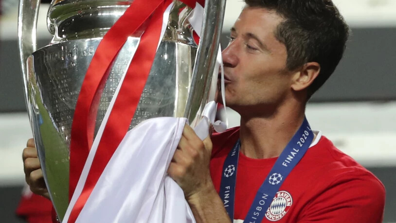 Krönung einer überragenden Saison: Bayerns Robert Lewandowski küsst den Champions-League-Pokal