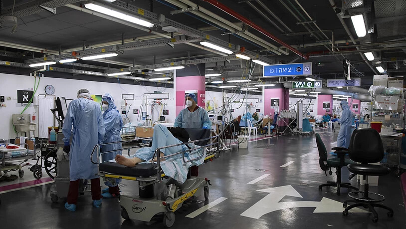 dpatopbilder - Medizinisches Personal in Schutzkleidung behandelt Corona-Patienten in einer Intensivstation, die behelfsmäßig in einer Tiefgarage des  Rambam-Krankenhaus eingerichtet wurde. Foto: Oded Balilty/AP/dpa