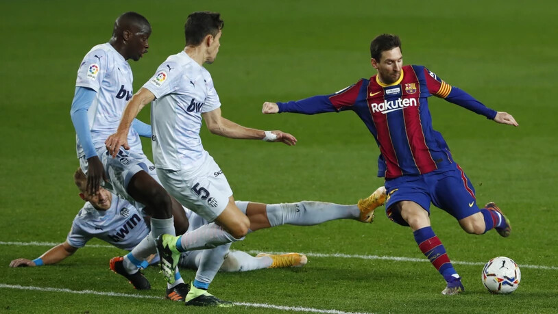 Lionel Messi während seiner Rekordpartie am Samstag gegen Valencia. Der Argentinier beschäftigt gleich drei Gegenspieler, kommt aber dennoch zum Abschluss