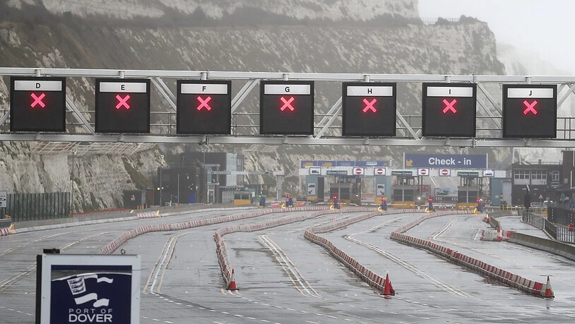 Alle Check-in-Spuren im Hafen von Dover sind gesperrt. Wegen der rasanten Ausbreitung der in Großbritannien entdeckten Variante des Coronavirus hat neben anderen Staaten Frankreich die Grenzen zum Vereinigten Königreich geschlossen. Foto: Steve Parsons…