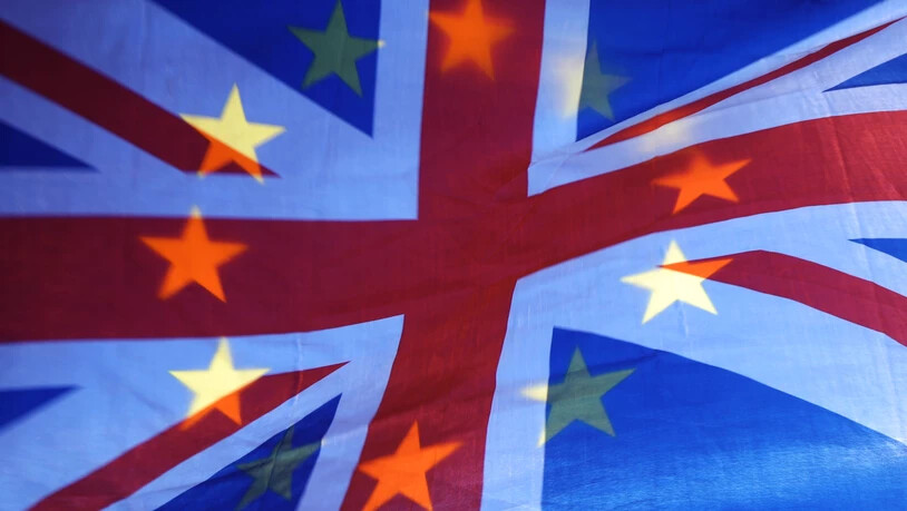 Die Sterne einer EU-Fahne scheinen durch einen Union Jack, die Fahne des Vereinigten Königreichs, Fahne hindurch. Foto: Yui Mok/PA Wire/dpa