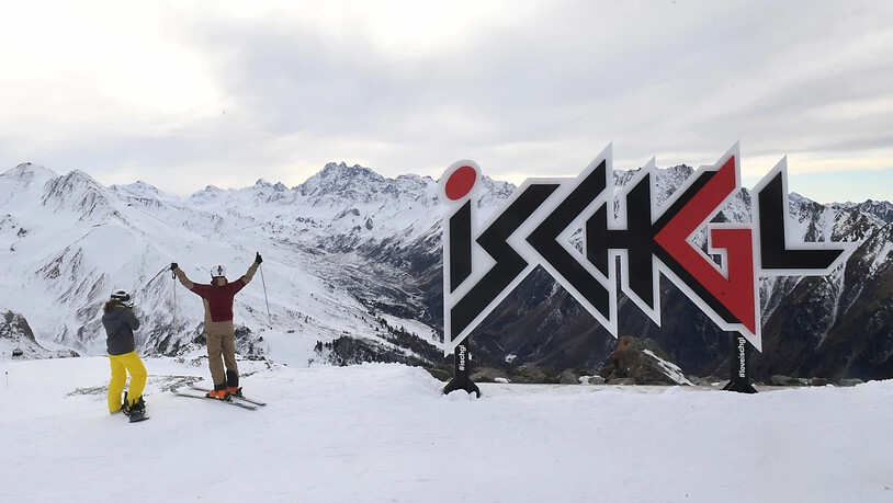 ARCHIV - Zwei Wintersportler stehen am Pardatschgrat im Skigebiet von Ischgl. Das Skigebiet bleibt zum Start der Saison in Österreich geschlossen. Foto: Felix Hörhager/dpa