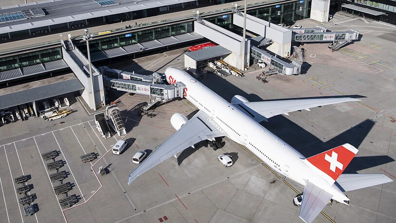 Eine Maschine der Fluggesellschaft Swiss am Flughafen Zürich. (Archivbild)