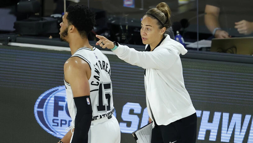 Mit Becky Hammon, im Bild als Trainerassistentin während eines Spiels im August 2020, war erstmals in einem NBA-Spiel eine Frau hauptverantwortlich für eine Mannschaft