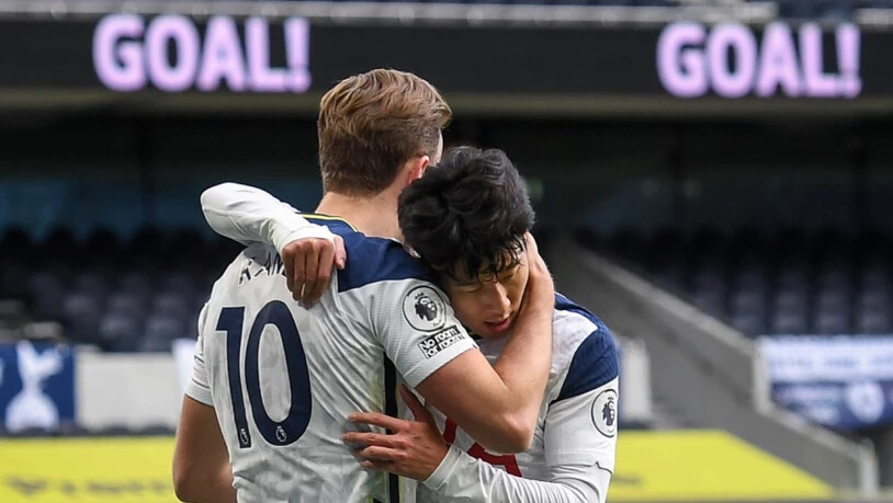 Tottenhams Stürmer Harry Kane (links) und Son Heung-min nach dem ersten Tor beim Sieg gegen Leeds United