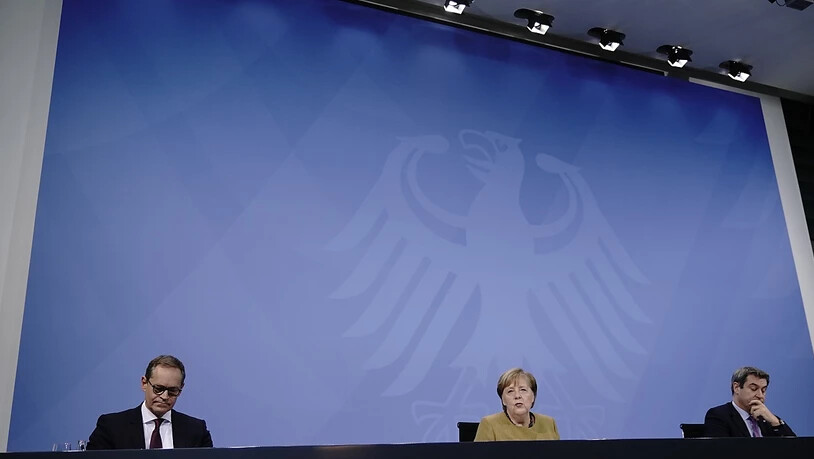 Bundeskanzlerin Angela Merkel (CDU), nimmt neben Markus Söder (CSU, r), Ministerpräsident von Bayern und CSU-Vorsitzender, sowie Michael Müller (SPD), Regierender Bürgermeister von Berlin, an der Pressekonferenz nach den Beratungen von Bund und Ländern…