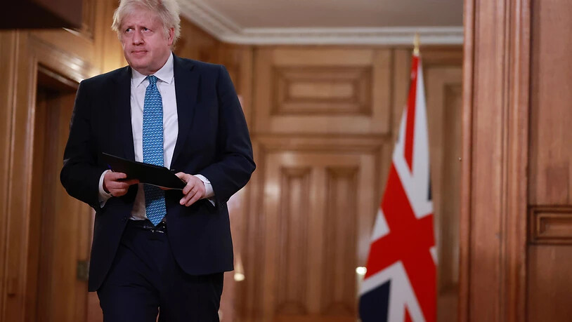 Boris Johnson, Premierminister von Grossbritannien, trifft in der Downing Street zu einer Pressekonferenz zur Corona-Pandemie ein. Nach Angaben von Johnson sind landesweit mittlerweile mehr als 1,3 Millionen gegen das Coronavirus geimpft worden. Foto:…