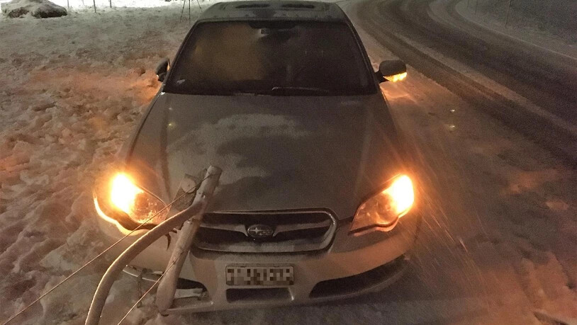 Wegen Schnee auf der Strasse kam in Näfels ein Auto von der Strasse ab und kollidierte mit dem Strassenzaun.
