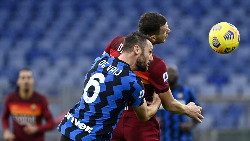 Ein ausgeglichenes Duell: AS Roma (Edin Dzeko/hinten) und Inter Mailand (Stefan de Vrij) trennen sich 2:2