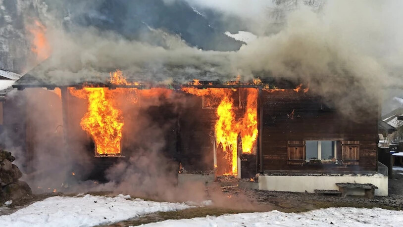 Vom Feuer zerstört: Anfang Jahr brennt ein Haus in Engi – gemäss Polizei könnte eine technische Ursache zum Brand geführt haben.