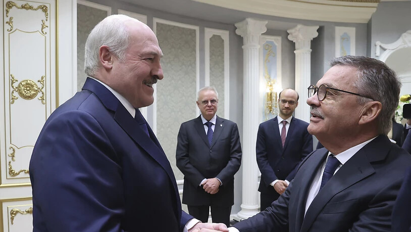 Zu Besuch unter Freunden? IIHF-Präsident René Fasel macht in Minsk beim umstrittenen weissrussischen Machthaber Alexander Lukaschenko auf Kumpel