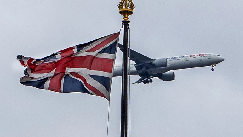 ARCHIV - Ein Flugzeug überfliegt den Palast of Westminster mit der gehissten brittischen Fahne. Foto: Richie Hancox/RMV via ZUMA Press/dpa