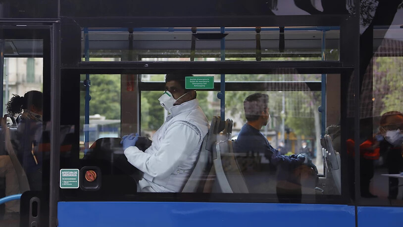 ARCHIV - Fahrgäste mit Mund-Nasen-Schutz sitzen am Bahnhof «Intermodal» in einem Bus. Zur Eindämmung von Corona-Infektionen sollen Fahrgäste in Bussen und Bahnen auf Mallorca und den anderen beliebten Ferieninseln der Balearen möglichst den Mund halten…
