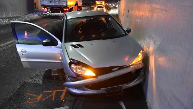Die 21-jährige Autofahrerin kollidierte mit der Tunnelwand auf der Gegenfahrspur.