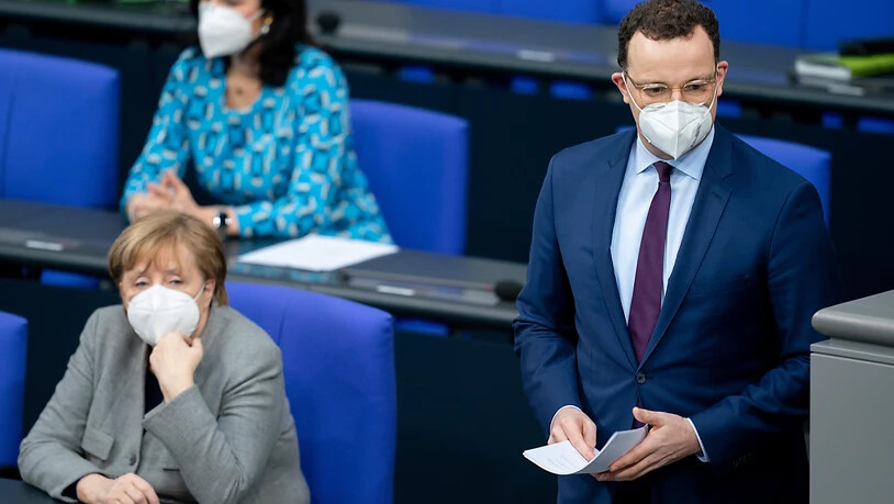 dpatopbilder - Jens Spahn (CDU), Bundesminister für Gesundheit, geht im Bundestag neben Bundeskanzlerin Angela Merkel (CDU) zum Rednerpult. Foto: Kay Nietfeld/dpa