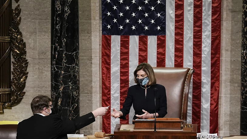 Nancy Pelosi, Sprecherin des Repräsentantenhauses, leitet die Schlussabstimmung um das Amtsenthebungsverfahren gegen Präsident Trump. Foto: J. Scott Applewhite/AP/dpa
